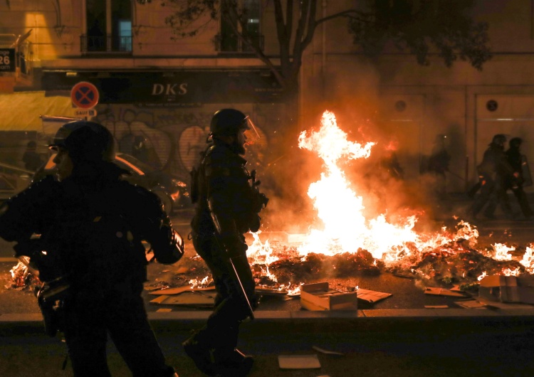 Zamieszki na ulicach Paryża Chaos na ulicach francuskich miast po orędziu Macrona
