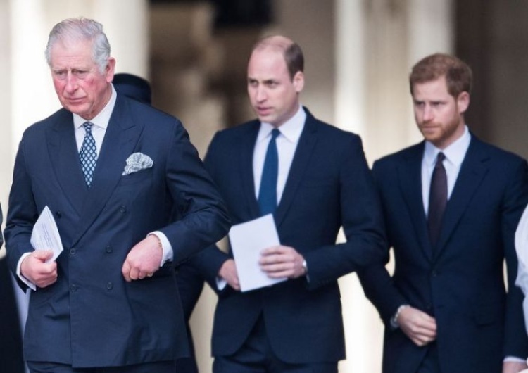Król Karol III, książę William i książę Harry Burza w Pałacu Buckingham. Król Karol III chce pogodzić się z księciem Harrym i Meghan Markle?