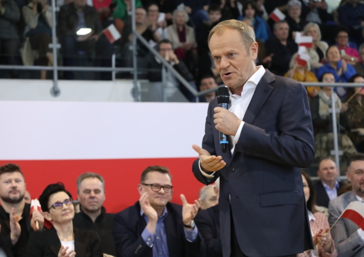 Donald Tusk „Podaj się chłopie do dymisji!” Tusk atakuje unijnego komisarza