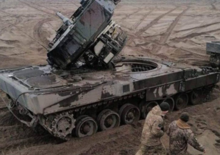 Uszkodzony czołg Leopard 2A4 Zdjęcie Leoparda z urwaną wieżyczką viralem w sieci. Defence24 ujawnia, co się stało