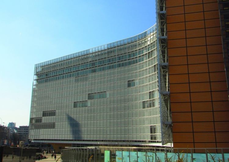 Budynek Komisji Europejskiej w Brukseli Alarm. Społeczny Fundusz Klimatyczny to nowe KPO