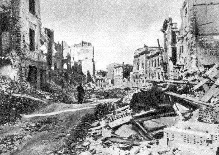 Zniszczona Warszawa Rzecznik PO zapewnia, że po ew. wygranych wyborach PO będzie się domagała reparacji od Niemiec