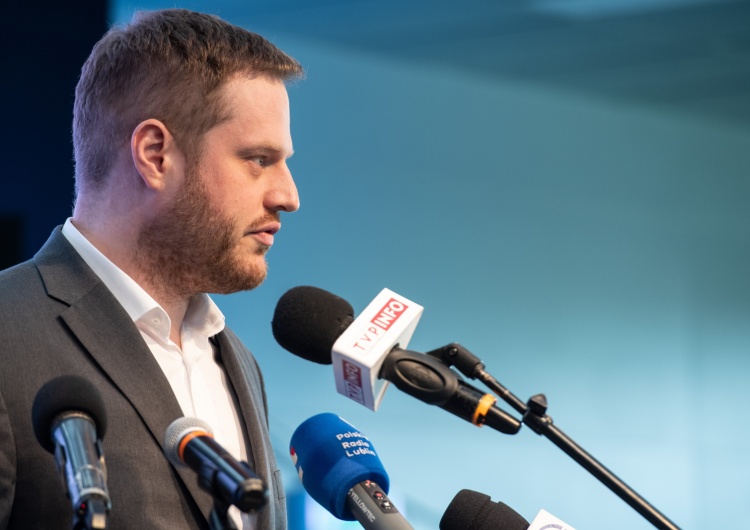 Minister cyfryzacji Janusz Cieszyński Laptopy dla czwartoklasistów. Podano model i cenę