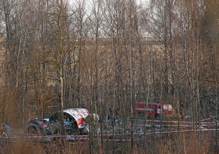 Szczątki samolotu na miejscu katastrofy (10 kwietnia 2010) Czy katastrofa smoleńska mogła być zamachem zleconym przez Putina? Polacy odpowiedzieli [SONDAŻ]