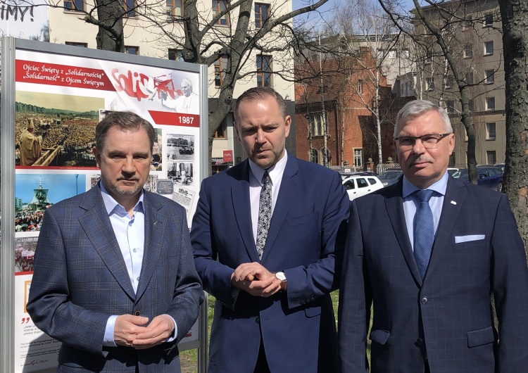 Wystawa „S” poświęcona św. Janowi Pawłowi II odnowiona. Piotr Duda: Nie damy się zastraszyć żadnym wandalom