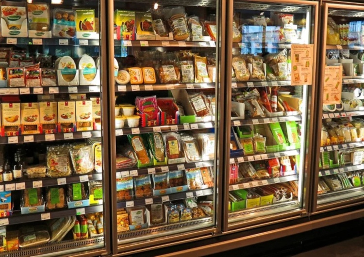 Półki w supermarkecie. Ilustracja poglądowa Holenderskie supermarkety zatrudniają trzynastoletnie dzieci