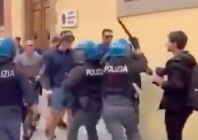 Kibice Lecha starli się z policją Kibice Lecha Poznań starli się z włoską policją. Nagranie obiegło sieć [WIDEO]