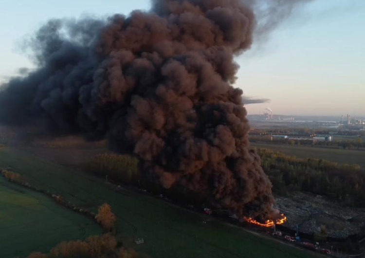 Pożar w Koninie [WIDEO] Gigantyczny pożar w Koninie. Kłęby czarnego dymu nad miastem