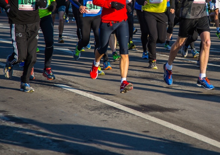 Maraton. Ilustracja poglądowa Uczestnicy Maratonu Londyńskiego mają zapłacić po 26 funtów za wydzielony dwutlenek węgla