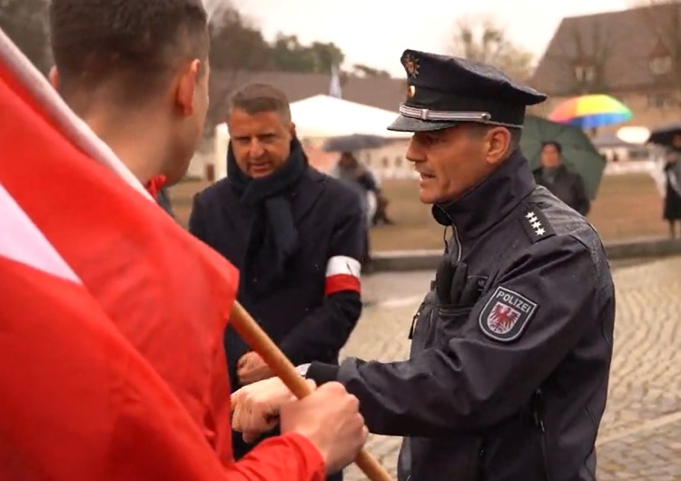 Polacy niewpuszczeni przez niemiecką policję podczas obchodów wyzwolenia KL Ravensbrueck Skandal podczas obchodów wyzwolenia KL Ravensbrueck. Jest nagranie