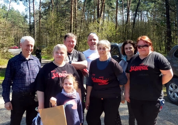  Częstochowska Solidarność pomagała w sadzeniu lasu pamięci Papieża Jana Pawła II