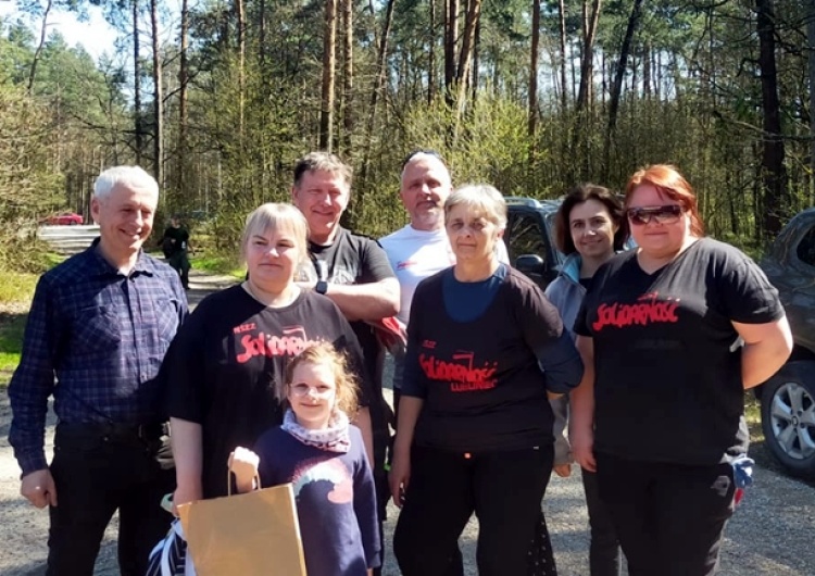 Częstochowska Solidarność pomagała w sadzeniu lasu pamięci Papieża Jana Pawła II