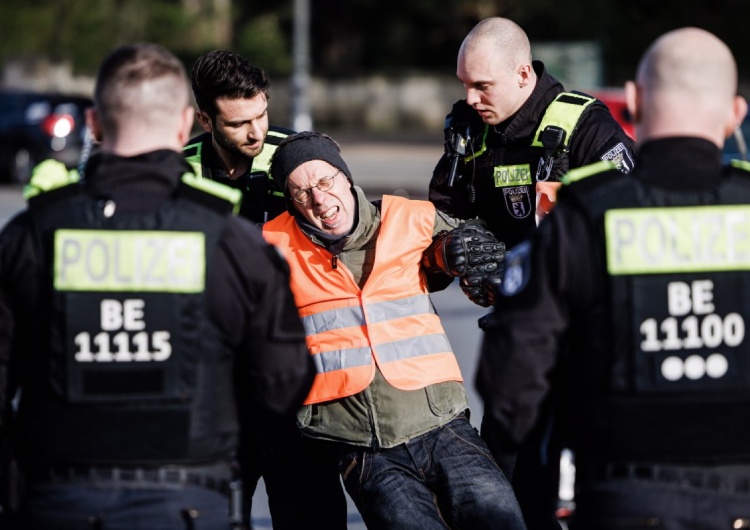 Policjanci usuwają aktywistę blokującego ulicę podczas protestu klimatycznego w Berlinie Chaos w Berlinie. Eko-aktywiści chcą zatrzymać miasto „na czas nieokreślony” [WIDEO]