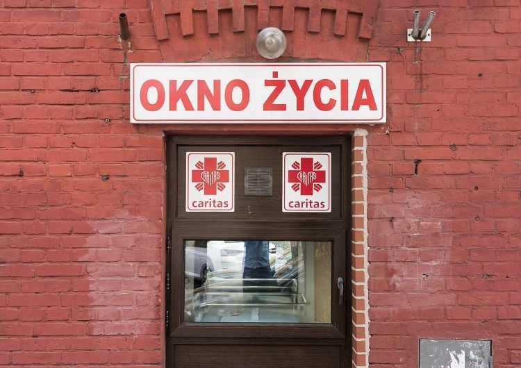 Zdjęcie ilustracyjne. Okno życia przy ul. Hożej 53 w Warszawie Dziecko w oknie życia we Wrocławiu. To nie noworodek