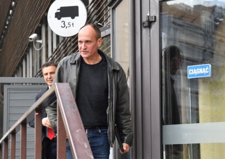 Paweł Kukiz opuszcza siedzibę partii przy ul. Nowogrodzkiej w Warszawie Kukiz spotkał się z prezesem PiS na Nowogrodzkiej. Zdradził, o czym rozmawiali