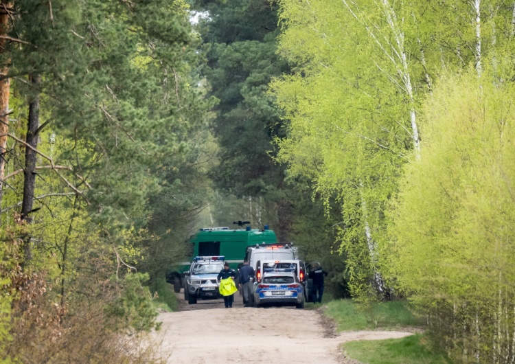 Służby w pobliżu miejsca znalezienia szczątków niezidentyfikowanego obiektu wojskowego [FOTO] Są pierwsze zdjęcia tajemniczego obiektu spod Bydgoszczy. Ekspert komentuje