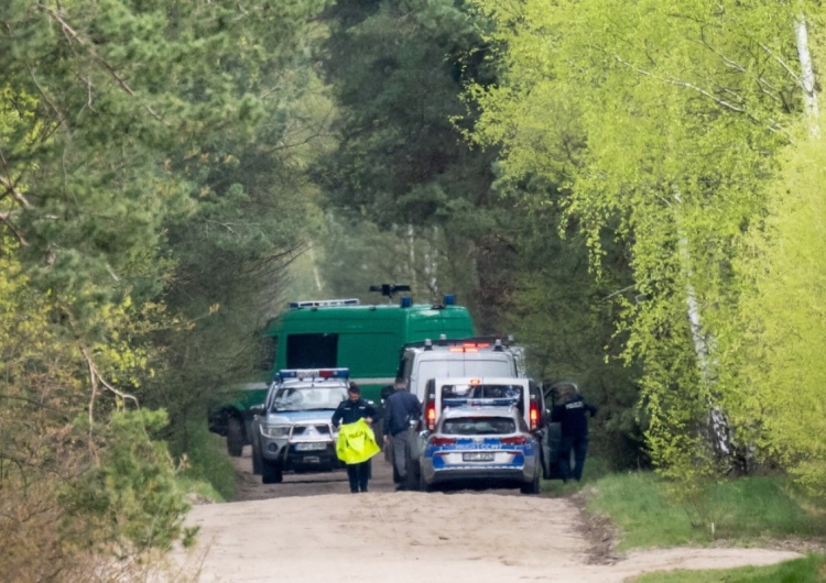 Służby w pobliżu miejsca znalezienia szczątków niezidentyfikowanego obiektu wojskowego w lesie w okolicach miejscowości Zamość k. Bydgoszczy Tajemniczy obiekt pod Bydgoszczą. Jest komentarz wojska