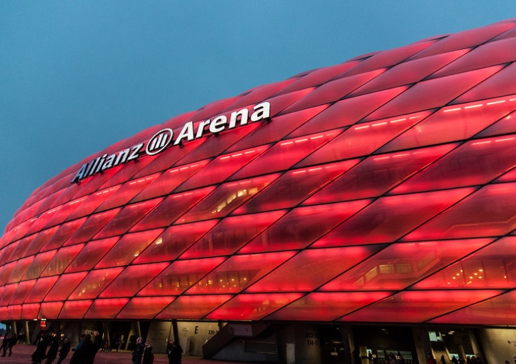 Allianz Arena - Stadion Bayernu Monachium Nalot policji na siedzibę Bayernu Monachium. Chodzi o pranie pieniędzy przez rosyjskiego oligarchę