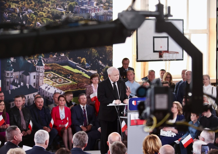Jarosław Kaczyński  Kaczyński uderza w lidera PO: Tusk opowiada się za ideą liberalną, której ofiarą padają zwykli ludzie