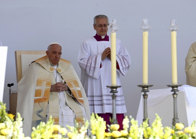 Papież Franciszek Papież: Jezus troszczy się o nas z nieskończoną czułością; nie pozwólmy, by skradziono nam radość i pokój, które ofiarował