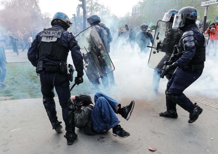 Protesty na ulicach Francji „Ludzkie pochodnie”. Przemoc na francuskich ulicach. Ponad stu policjantów i żandarmów rannych