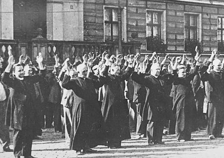 Polscy zakładnicy, w tym katoliccy księża, na Starym Rynku w Bydgoszczy. Wrzesień 1939 Dr Derewenda: polscy duchowni w czasie II wojny światowej oddawali życie za wartości, których nauczali