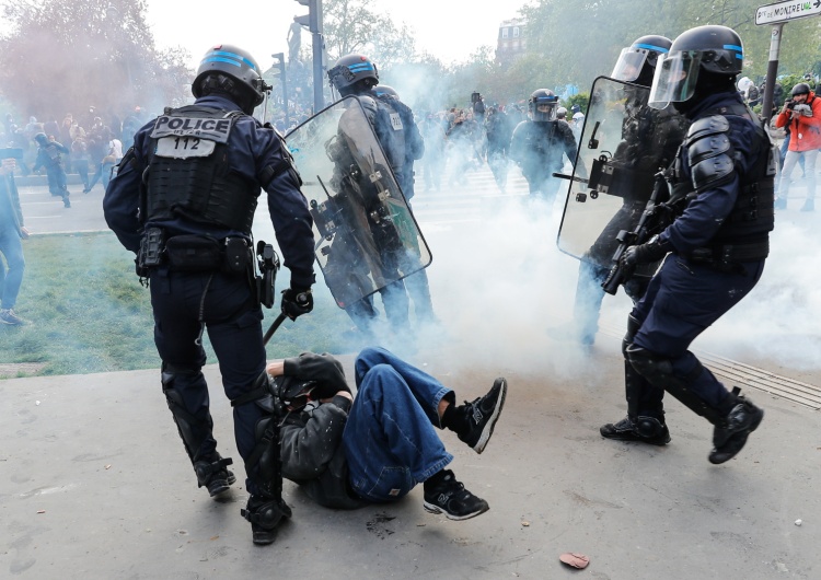 zamieszki we Francji 1 maja we Francji. 540 zatrzymań i 406 rannych policjantów i żandarmów