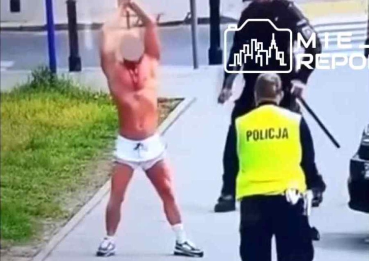 Mężczyzna z siekierą atakuje policjantów Warszawa: Ruszył z siekierą na patrol policji. Jest nagranie [WIDEO]
