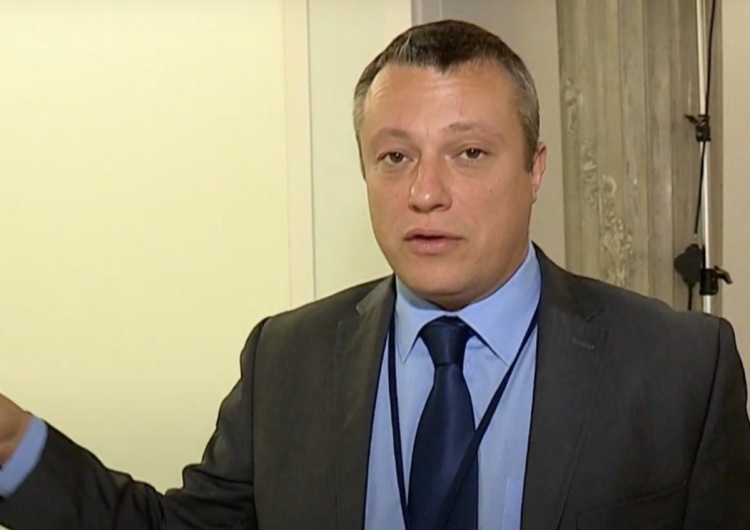 Maciej Knapik Reporter „Faktów” TVN dziwi się, jak jego koledzy mogą krytykować opozycję. „A potem płacz…”