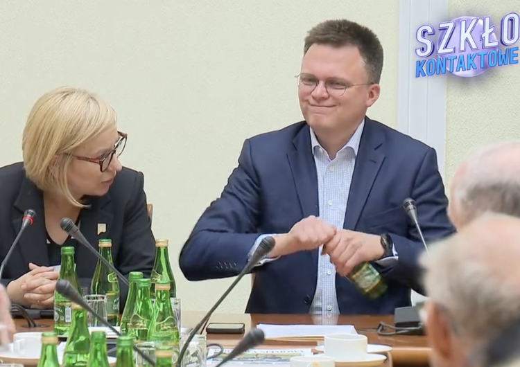Szymon Hołownia Szymon Hołownia vs. butelka wody. Polityk nie dał rady [WIDEO]