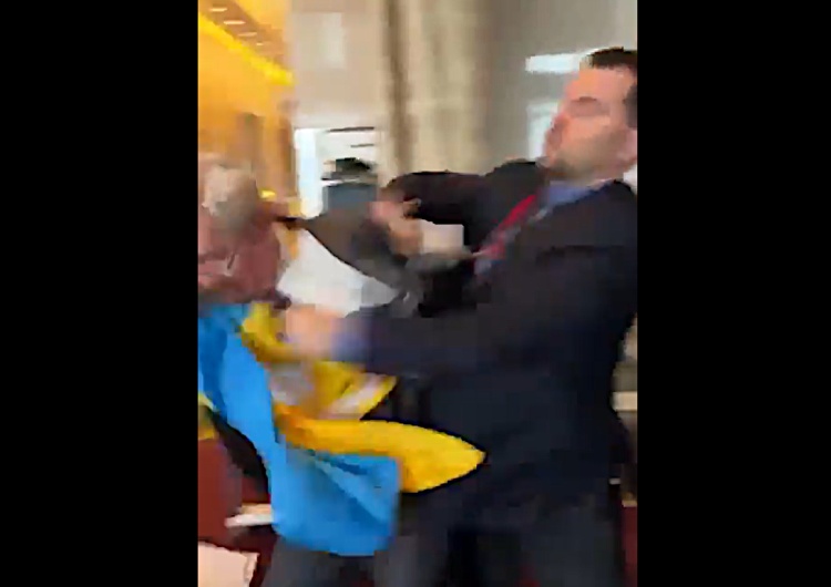 Ukrainiec uderza Rosjanina na szczycie w Ankarze Delegacje Ukrainy i Rosji spotkały się na szczycie w Turcji. Doszło do rękoczynów [WIDEO]