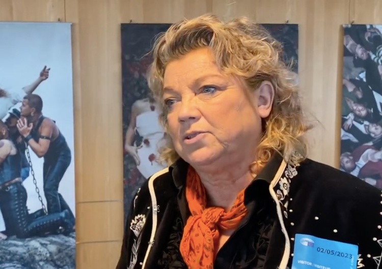 Elisabeth Ohlson na tle wystawy w PE Fala krytyki w związku z bluźnierczą wystawą w Parlamencie Europejskim  [wideo]