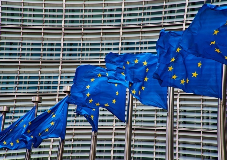 Flagi UE - zdjęcie ilustracyjne Te państwa chcą zniesienia zasady jednomyślności w UE. Jest zaskoczenie 