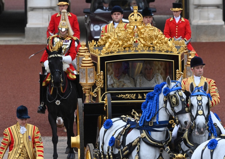 król Karol III i Camilla Parker-Bowles Król Karol III z żoną przybyli do Opactwa Westminsterskiego na koronację