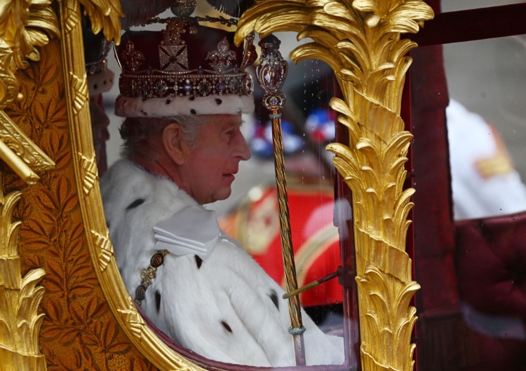 król Karol III Londyn: Król Karol III błogosławiony przez biskupa katolickiego po raz pierwszy od czasów schizmy