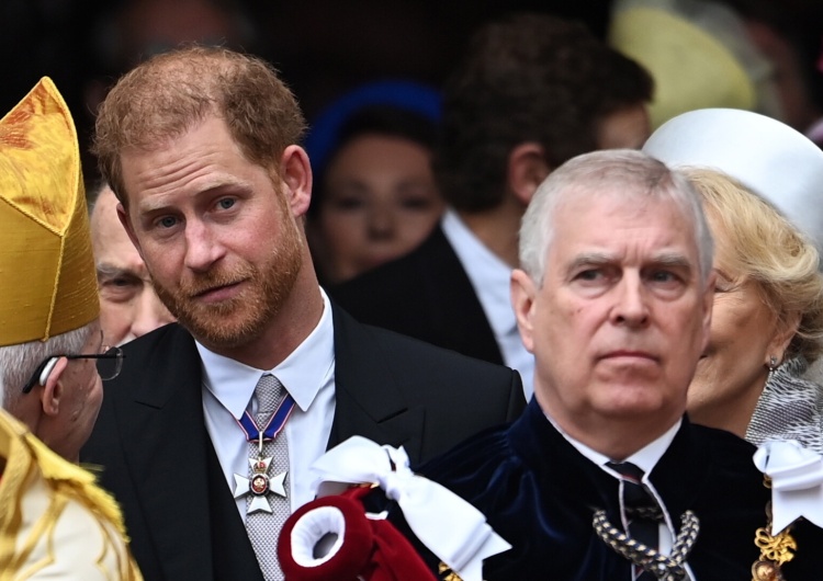 książę Harry W Pałacu Buckingham huczy od plotek. Już wiadomo co książę Harry szeptał podczas koronacji króla Karola III