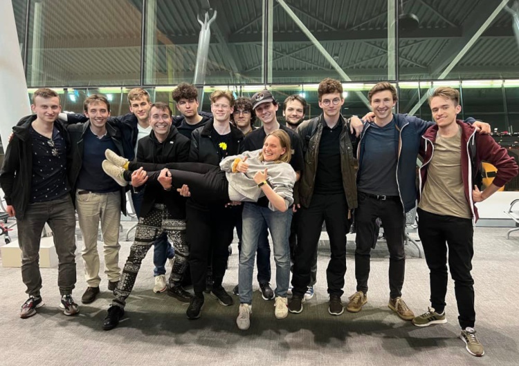Studenci Uniwersytetu Warszawskiego, którzy wygrali turniej IPT Naukowy wieczór z dr. Kaweckim: Studenci UW zdobyli pierwsze miejsce w Międzynarodowym Turnieju Fizyków w Paryżu