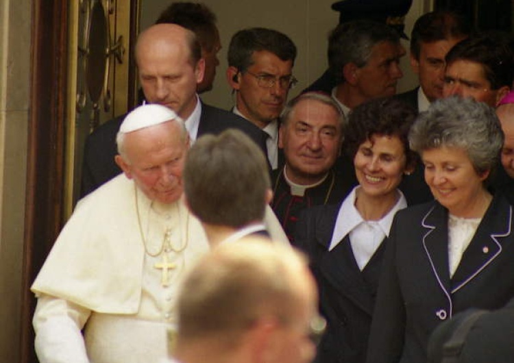 Jan Paweł II w polskim parlamencie, 1999 rok Senat podjął uchwałę w sprawie wkładu Jana Pawła II w dzieje Polski, Europy i świata 