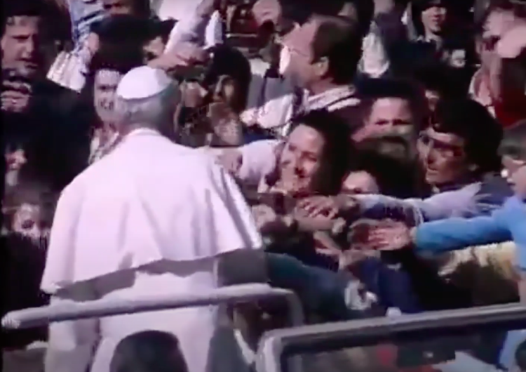 Jan Paweł II na pl. św. Piotra w chwili zamachu Zamach na JP2. Ekspert: stoi za nim Moskwa, a Zachód nie pomaga w wyjaśnieniu sprawy