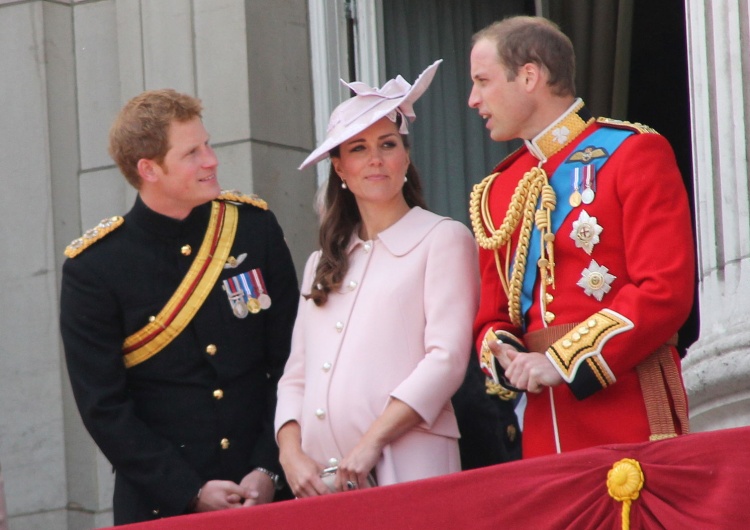 książę Harry, książę William i Kate Middleton Burza w Pałacu Buckingham. Zdradzony książę William wykreśli Harry'ego z oficjalnej listy