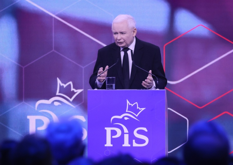 Jarosław Kaczyński podczas konwencji PiS  Tak Polacy ocenili nowe propozycje PiS. Wyniki sondażu nie pozostawiają wątpliwości