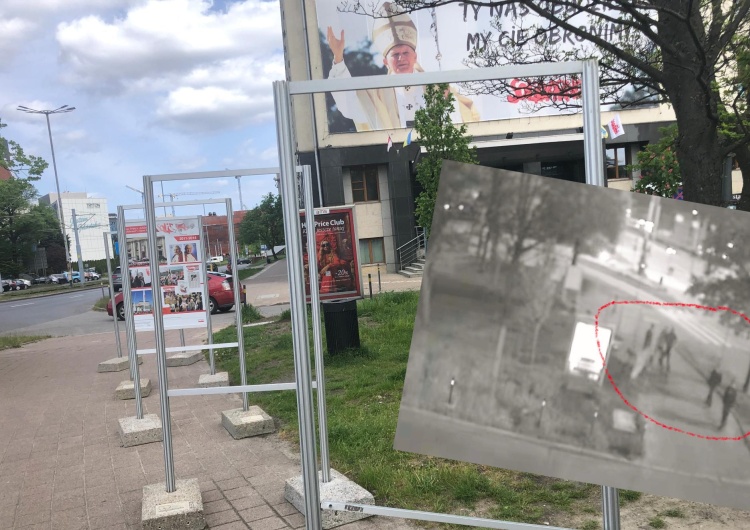 Gdańsk: Zarzuty dla wandali, którzy zniszczyli wystawę poświęconą papieżowi. Grozi im do 5 lat więzienia