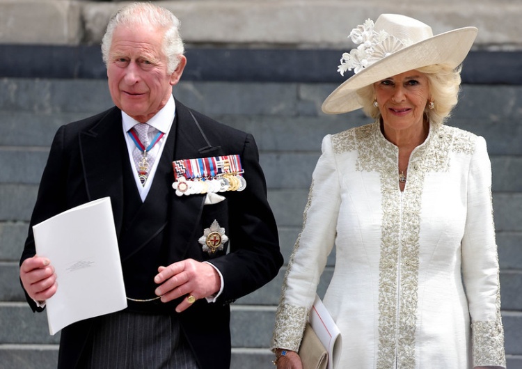 król Karol III i Camilla Parker-Bowles Trzęsienie ziemi w Pałacu Buckingham. Książę William i Kate Middleton upokorzyli żonę króla Karola III