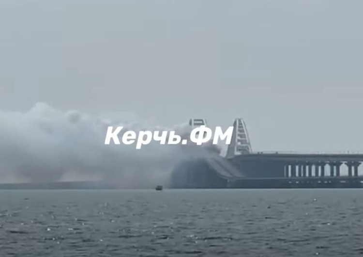 Dym nad Mostem Krymskim Gęsty dym na moście Kerczeńskim. Jest komunikat rosyjskich władz [FOTO & WIDEO]