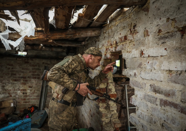 Ukraiński żołnierz, zdjęcie poglądowe „Economist” publikuje dane satelitarne z Ukrainy. „To może być początek kontrofensywy”