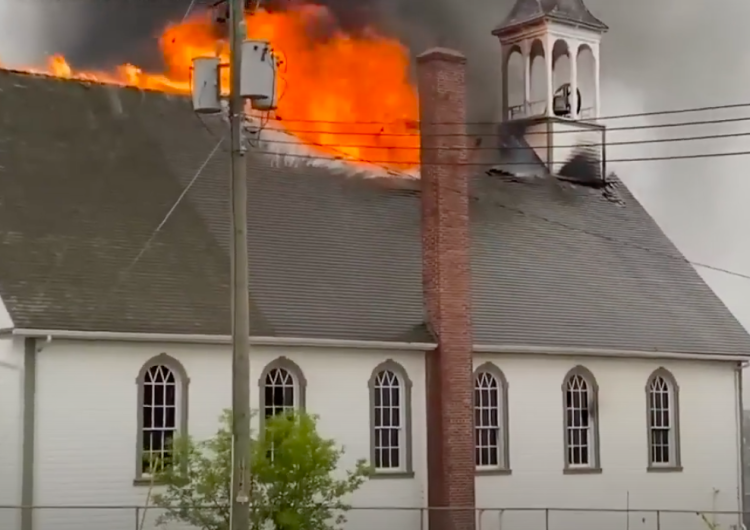 Pożar kościoła św. Bernarda W Kanadzie podpalono zabytkowy kościół. Arcybiskup: 