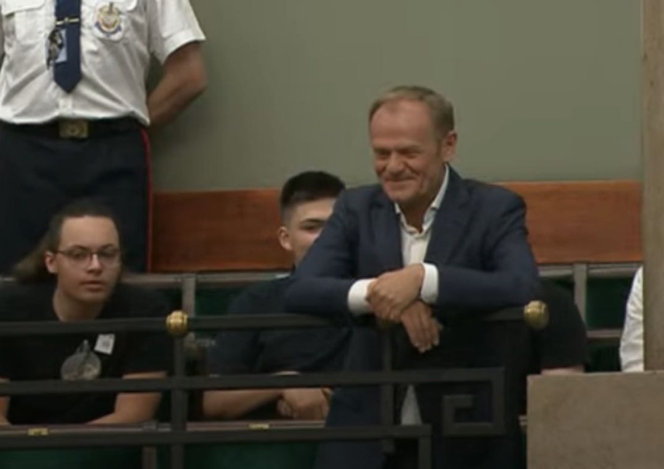 Donald Tusk niespodziewanie zjawił się w Sejmie Niespodziewana wizyta Tuska. Krzyki na sali sejmowej [WIDEO]