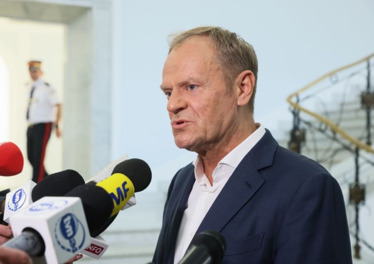 Warszawa, 26.05.2023. Szef PO Donald Tusk podczas wypowiedzi dla mediów  Sejm zdecydował o powołaniu komisji ds. badania rosyjskich wpływów. Tusk grzmi: „Tchórze!”