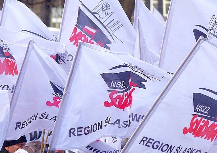 Flagi Solidarności Śląsko-Dąbrowskiej Dziś pikieta pracowników Agromax. Firmie grozi likwidacja