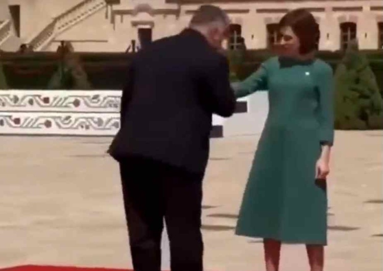 Premier Węgier i premier Mołdawii Orban próbował pocałować premier Mołdawii w dłoń. Zrobiło się niezręcznie [VIDEO]